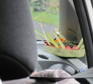 Opferschälchen im Auto