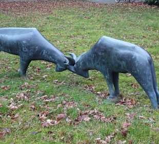 Ansichten der Skulptur vor dem Gericht