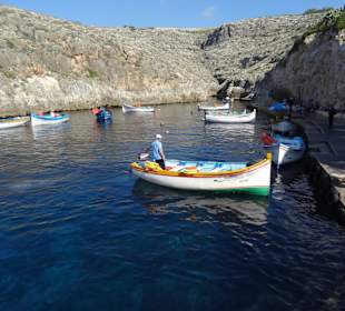 Mit den Holzbooten wird gefahren