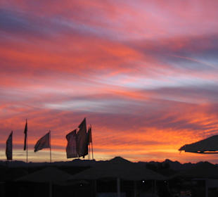 Der Sonnenuntergang am Hotelstrand