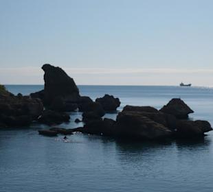 Felsen neben dem Hafenbecken