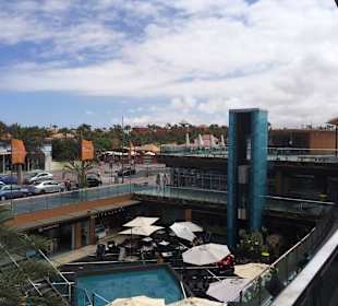 Einkaufscenter mit Läden und Imbiss