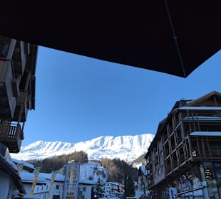 Blick vom Dorf in die Berge