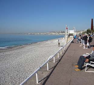Viele Bänke mit Meerblick