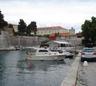 Alter Hafen von Zadar mit Restaurant