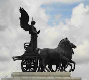 Eine der Figuren auf dem Dach