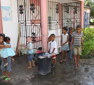 Kinder im Fischerdorf