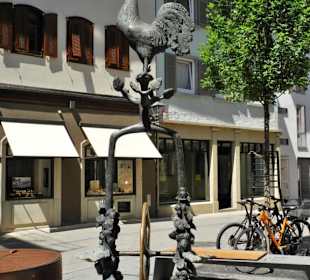 Ein netter kleiner Platz mit Schmiedeisenfiguren