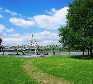 Am Rheinufer Vorplatz