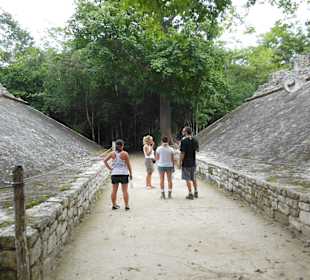 Claudia erzählt, wie hören gespannt zu