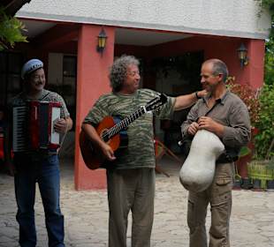 Die Jeep - Fahrer singen und spielen