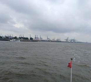 Industrie am linken Ufer