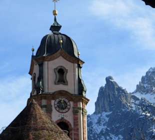 Kirchturm vor dem Karwendelgebirge