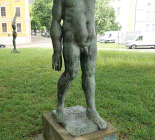 Die Bronzeplastik Großer Schreitender Mann