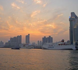 Kreuzfahrt- Terminal bei Sonnenuntergang