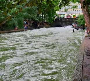 Wellenreiten im Englischen Garten
