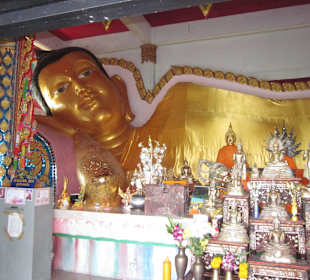 Großer goldener Buddha