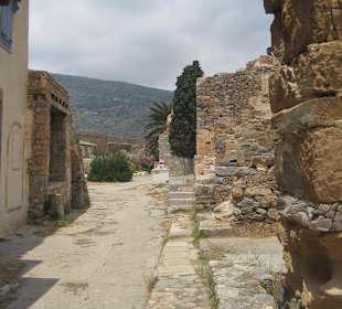 Straße auf Spinalonga mit Wohnhäusern!
