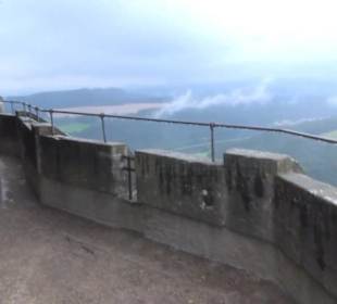 Entlang der Festungsmauer