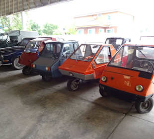 In der Haupthalle des Jesada Fahrzeug Museums