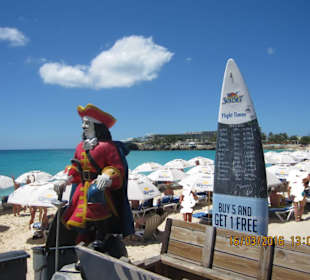 Auf dem Surfbrett stehen die Flugzeiten