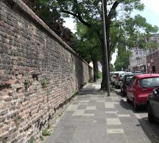 Römische Stadtmauer an der Burgmauer