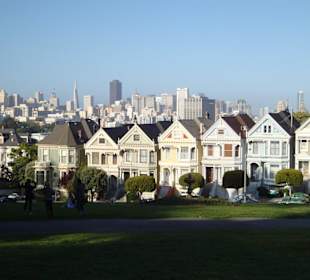 Viktorianische Häuser vor S.F. Skyline