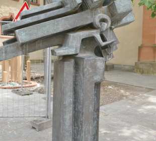 Jesus trägt sein Kreuz und das Kreuz der Welt
