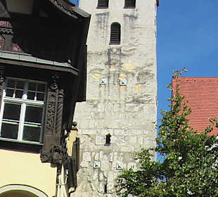 Kirche - neben alten Geäude