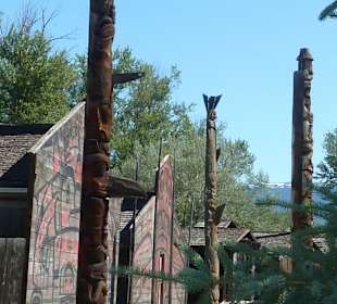 Langhäuser mit Totempfählen