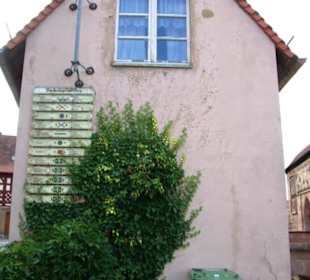Vorhaus Burg mit Infotafeln