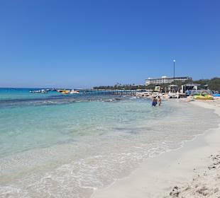 Im Hintergrund Hotel Asterias Beach