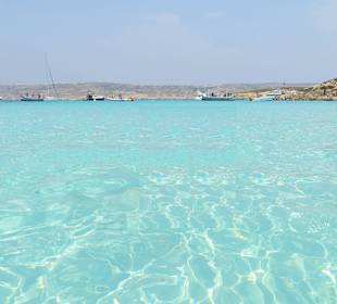 Die vom Comino Hotel & Bungalows ca. 500m entfernte blaue La