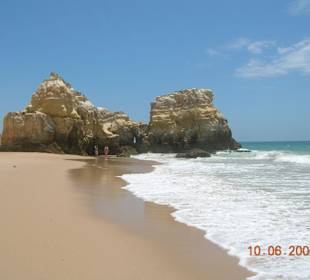 Strand mit Felsenlandschaft in Praia da Rocha