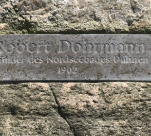 Beim Gedenkstein für Robert Dohrmann in Duhnen