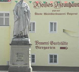 Außenansicht mit König-Ludwig-Denkmal