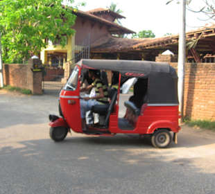 Eines der TukTuks vor dem Hotel Dolphin