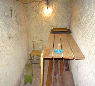 Unter der Erde im Luftschutzbunker