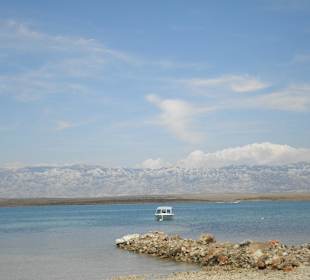 Traumhaftes Wasser und im Hintergrund die Berge