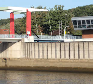 Klappbrücke über die Schleuse des Sperrwerkes