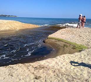 Hier wird die Kloake am Strand in Meer abgelassen!