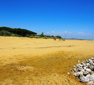 Strand bei den Wellenbrechern