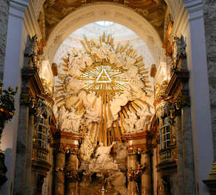 Hochaltar wir durch Tageslicht erhellt