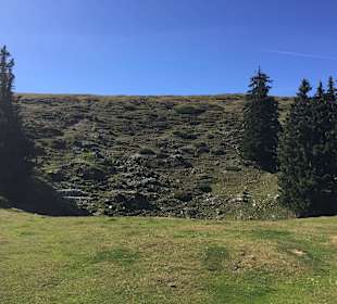Grüner Ausblick oben auf Berge und Täler