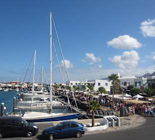 Hafenimpression mit Wochen-/Flohmarkt