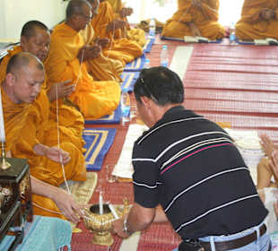 Buddhistische Mönche bei der Zeremonie