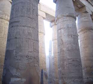 Lichteinfall in der großen Säulenhalle