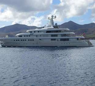 Eine Jacht beim Auslaufen