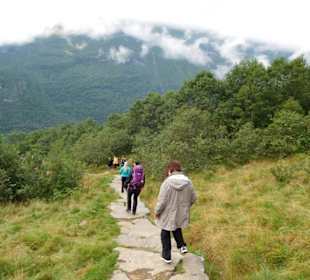 Der steile und unebene Wanderweg