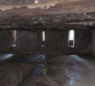 Kellerloch i. d. früher Sklaven eingesperrt wurden